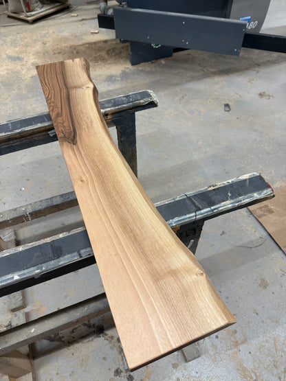 Massivholzplatte aus Nussbaumholz mit Waldkante - geölt oder lackiert / Verschiedene Größen