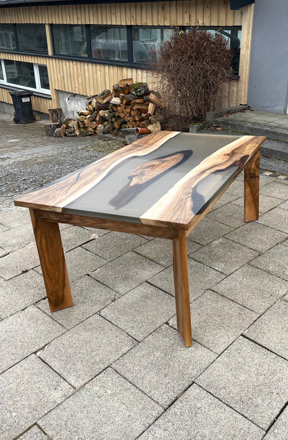 Epoxidharztisch mit europäischem Nussbaumholz / EINZELSTÜCK !! / Holzunikat aus Massivholz / Einzigartiger Tisch