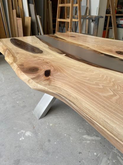 Epoxidharztisch - Nussbaum Tischplatte - Edelstahl Tischgestell - EINZELSTÜCK