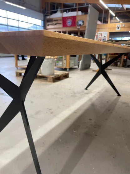 Moderner Esstisch aus Eichenholz mit Schweizer Kante – Massivholz Tischplatte