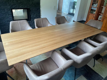 Moderner Esstisch aus Eichenholz mit Schweizer Kante – Massivholz Tischplatte