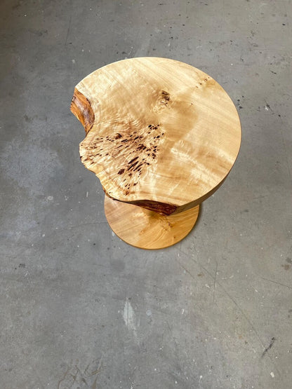 Runder Beistelltisch aus Maserpappel – Massivholz, Designerstück, Holzunikat, Massivholztischplatte