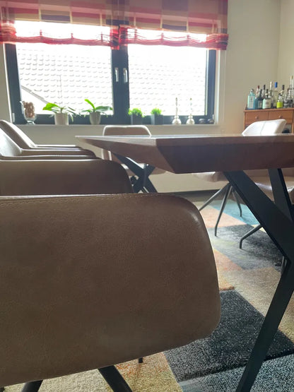 Moderner Esstisch aus Eichenholz mit Schweizer Kante – Massivholz Tischplatte