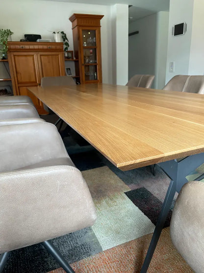 Moderner Esstisch aus Eichenholz mit Schweizer Kante – Massivholz Tischplatte