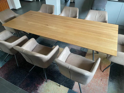 Moderner Esstisch aus Eichenholz mit Schweizer Kante – Massivholz Tischplatte