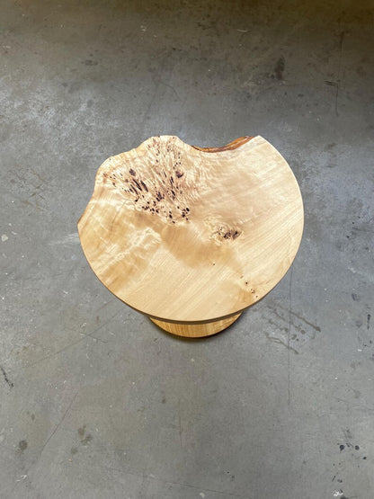 Runder Beistelltisch aus Maserpappel – Massivholz, Designerstück, Holzunikat, Massivholztischplatte
