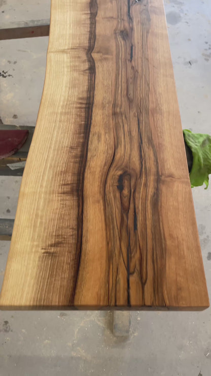 Massivholzplatte aus Nussbaumholz mit Waldkante - geölt oder lackiert / Verschiedene Größen