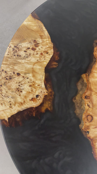 Runder Epoxidharz-Couchtisch „Fledermaus“ aus Maserpappelholz / Massivholz Tischplatte / Holzunikat