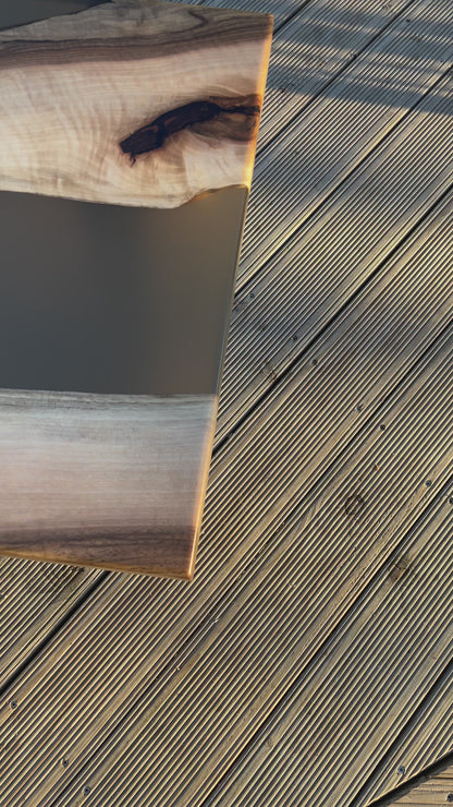 Nach Maß bestellen ! Epoxidharz-Couchtisch aus massivem Nussbaumholz – handgefertigt / Holzunikat