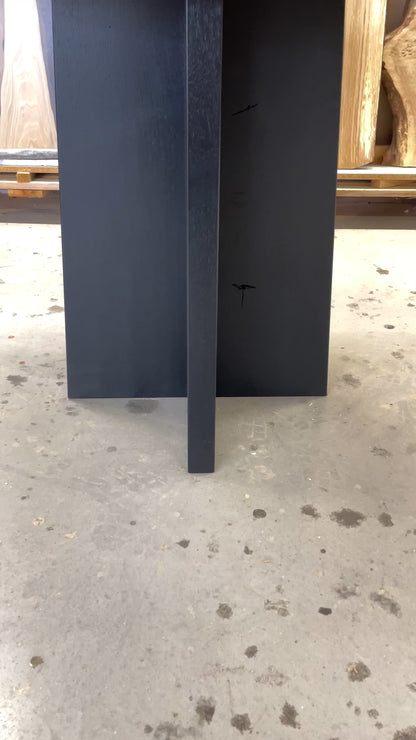 Runder Esstisch aus Nussbaum - Holz - Holztisch mit schwarzem Gestell - Massivholztischplatte