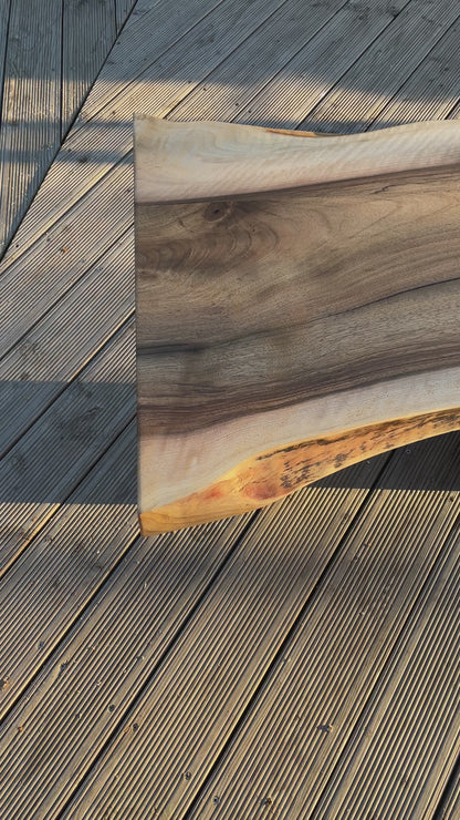 Massivholz Tischplatte Nussbaum-Couchtisch mit Baumkante – Massivholz, handgefertigt, Holzunikat