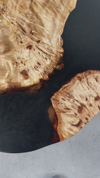 Handgefertigter Maserpappel-Couchtisch – Rustikal, mit Epoxidharz Holzunikate aus Massiver Tischplatte