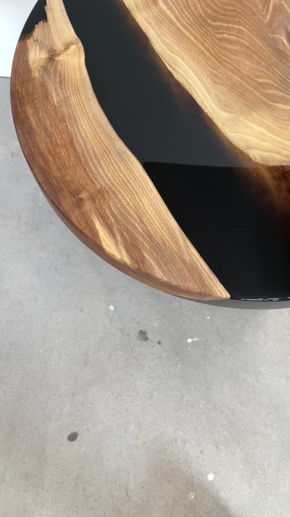 Holzunikat Runder Nussbaum-Couchtisch mit Hochglanz-Epoxidharz – Massivholz, Massivholztisch nach Maß bestellen
